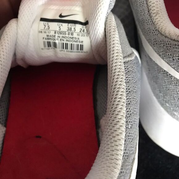 Nike Tanjun Gray / White Sneakers - 7.5 - Picture 11 of 13